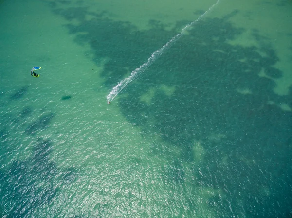 Vista aérea del kitesurf en las aguas poco profundas de la isla —  Fotos de Stock