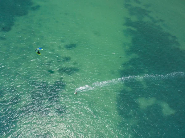 Veduta aerea di Kite surf nelle secche dell'isola — Foto Stock