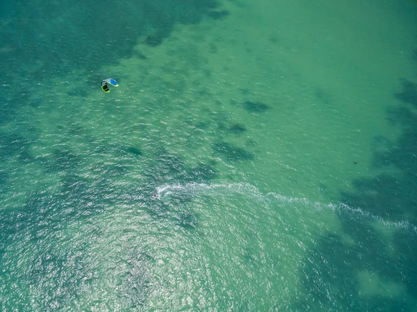 Veduta aerea di Kite surf nelle secche dell'isola — Foto Stock