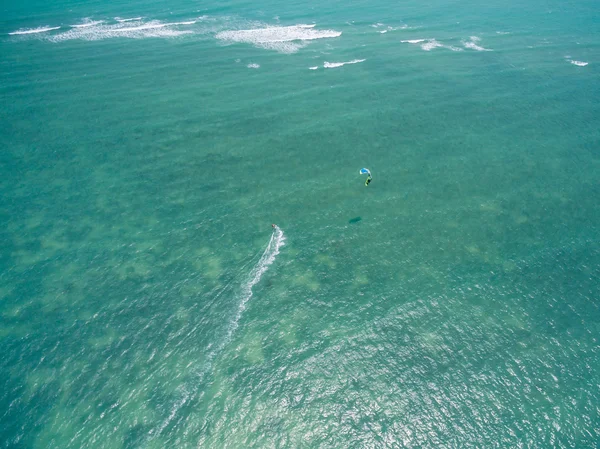 Veduta aerea di Kite surf nelle secche dell'isola — Foto Stock