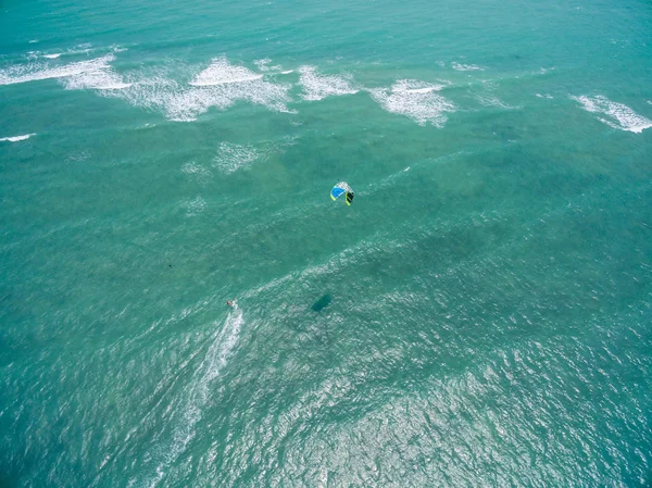 Vista aérea do Kite surf nas águas rasas da ilha — Fotografia de Stock