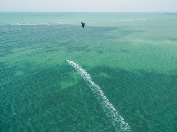 Letecký pohled na kitesurfing v mělčinách ostrov — Stock fotografie