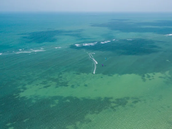 Letecký pohled na kitesurfing v mělčinách ostrov — Stock fotografie