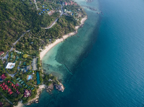 Vista aérea de la playa con aguas poco profundas — Foto de Stock