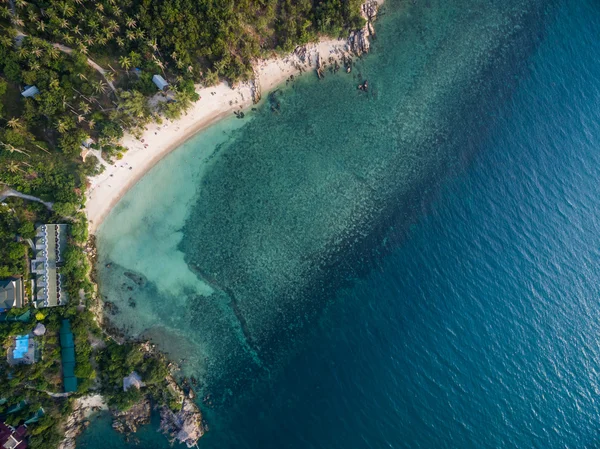 Vista aérea da praia com águas rasas — Fotografia de Stock