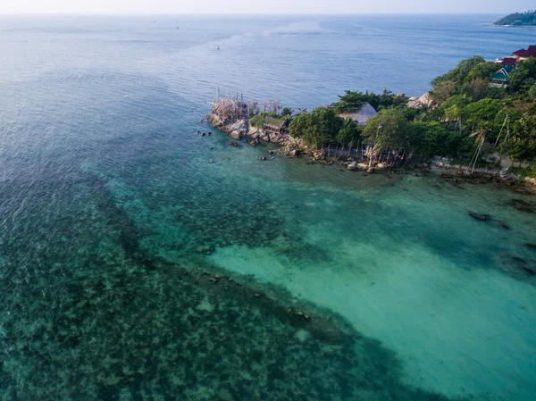 Vista aérea de la playa con aguas poco profundas — Foto de Stock