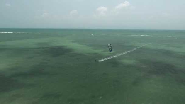 Вид с воздуха на кайтсерфинг на мелководье острова — стоковое видео