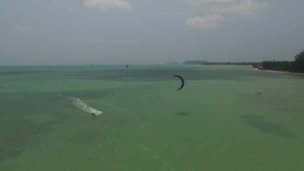 Widok z lotu ptaka kite surfing na mieliźnie na wyspie — Wideo stockowe
