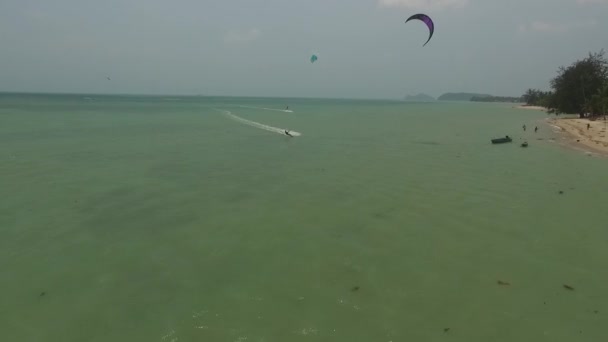 Widok z lotu ptaka kite surfing na mieliźnie na wyspie — Wideo stockowe