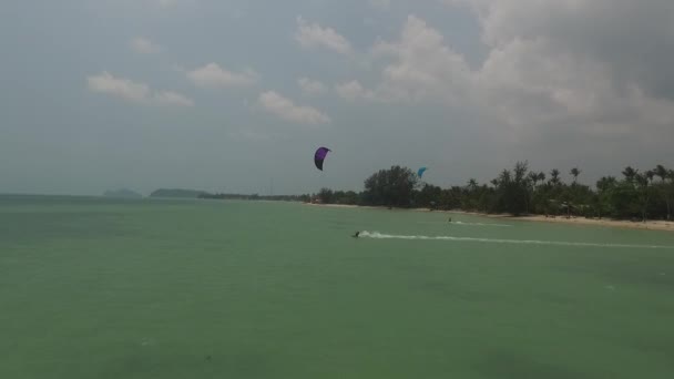 Vista aérea do Kite surf nas águas rasas da ilha — Vídeo de Stock