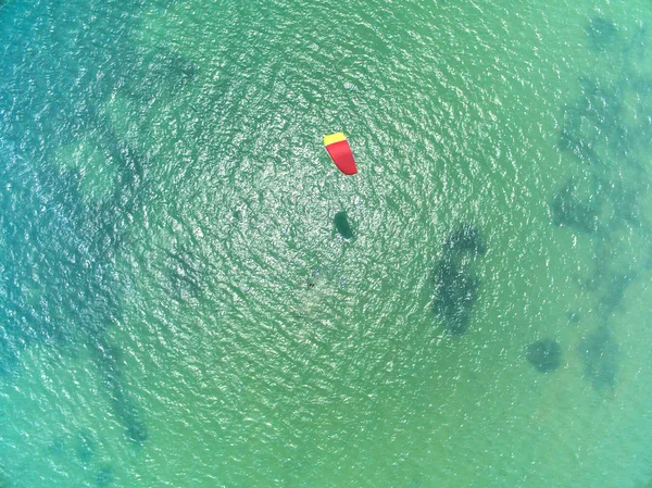 Vista aérea del kitesurf en las aguas poco profundas de la isla —  Fotos de Stock