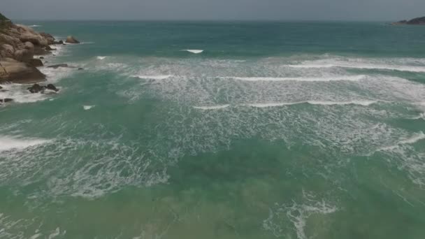 Пролетая над пляжем и волнами Пангана, Таиланд — стоковое видео