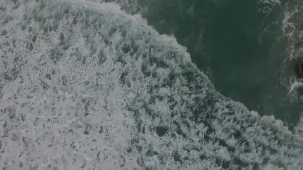 Volando sobre la playa y las olas de Ko Phangan, Tailandia — Vídeo de stock