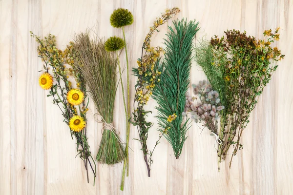 Flores secas e ervas composição colagem na mesa de madeira — Fotografia de Stock