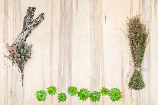 Composición de collage de flores y hierbas secas en escritorio de madera — Foto de Stock