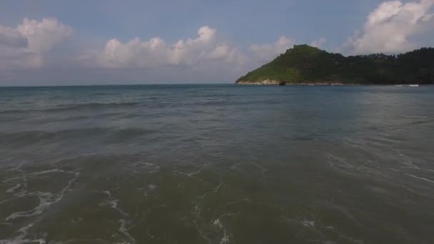 Luchtfoto van een strand met golven — Stockvideo