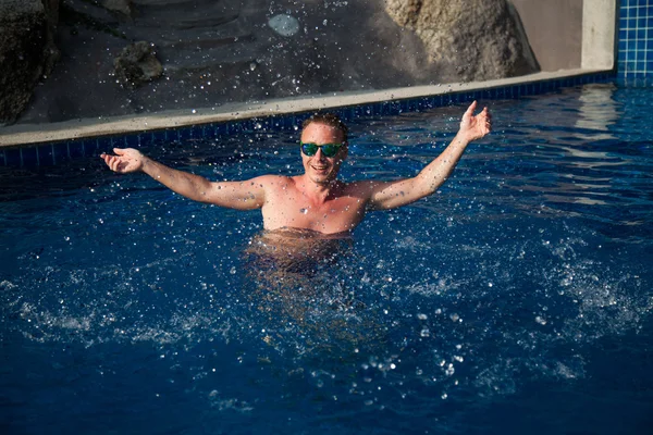 파란 수영장에 남자 — 스톡 사진