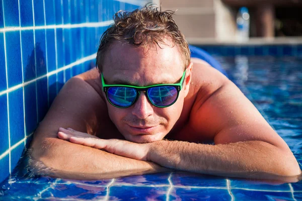 The man in the blue pool — Stock Photo, Image