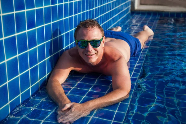 파란 수영장에 남자 — 스톡 사진