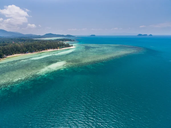 Vista aérea de la playa con aguas poco profundas Koh Phangan, Tailandia —  Fotos de Stock