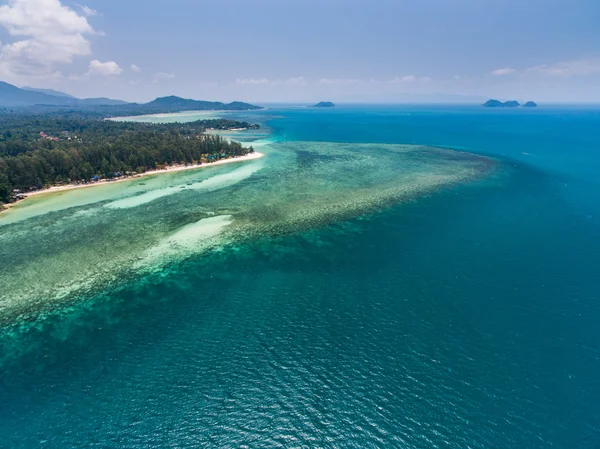 Vista aérea da praia com rasas Koh Phangan, Tailândia — Fotografia de Stock