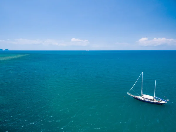 Yelkenli tekne Koh Phangan turkuaz sularında — Stok fotoğraf