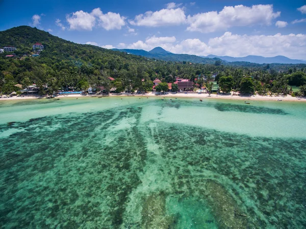 Vista aérea de la playa con aguas poco profundas Koh Phangan, Tailandia — Foto de Stock