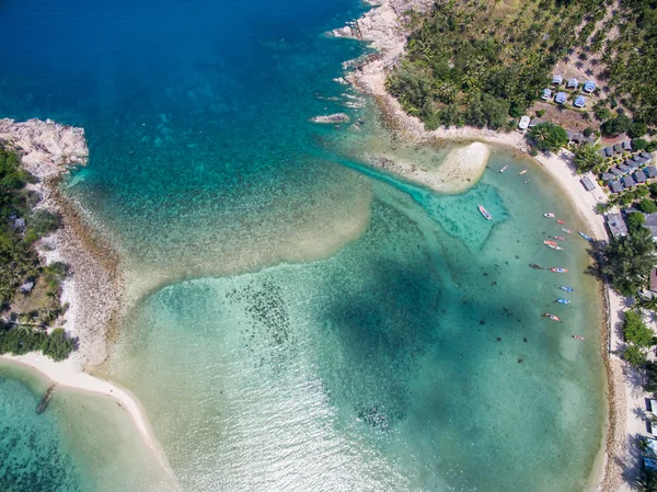 Vista aérea de la playa con aguas poco profundas Koh Phangan, Tailandia — Foto de Stock