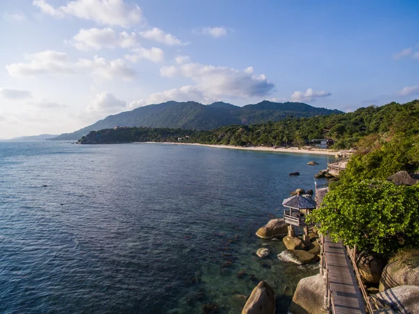 Vista aérea sobre pista de madera alrededor del promontorio en la isla Koh Phangan —  Fotos de Stock