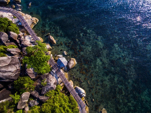 Letecký pohled na dřevěné dráze kolem mysu na ostrově Koh Phangan — Stock fotografie