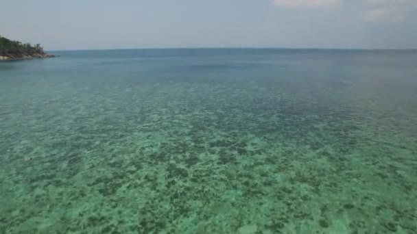 Letecký pohled na pláž s mělčiny Koh Phangan, Thajsko — Stock video