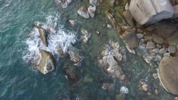 海岩石上帕岸岛，泰国的鸟瞰图 — 图库视频影像