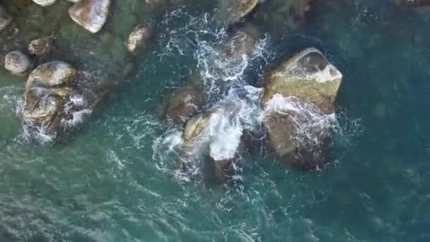 Rochas do mar vista aérea na ilha Phangan, Tailândia — Vídeo de Stock