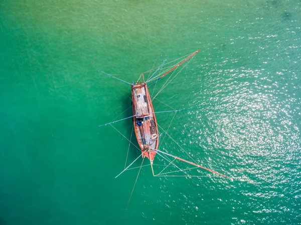 Fishing boats in the turquoise waters of the shoals of Koh Phangan — Stock Photo, Image