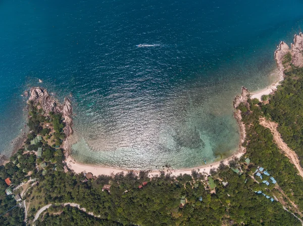 Вид с воздуха на пляж с мелководьем — стоковое фото