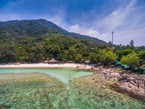 Vista aérea de la playa con aguas poco profundas — Foto de Stock