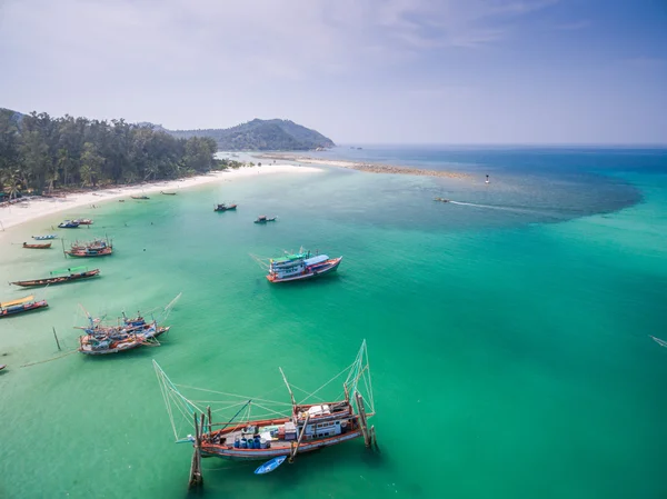 Barcos de pesca nas águas turquesa dos cardumes de Koh Phangan — Fotografia de Stock