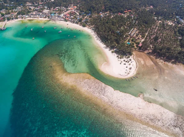 Barcos de pesca en las aguas turquesas de los bancos de Koh Phangan — Foto de Stock