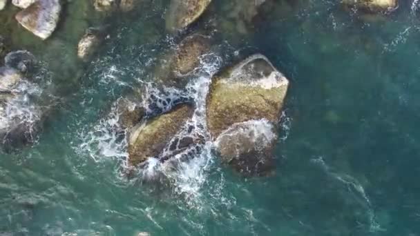 Rochas do mar vista aérea na ilha Phangan, Tailândia — Vídeo de Stock