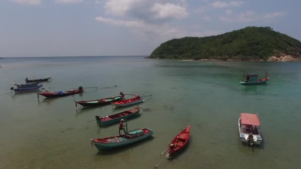 Vista aérea de praia e barcos Koh Phangan, Tailândia — Vídeo de Stock