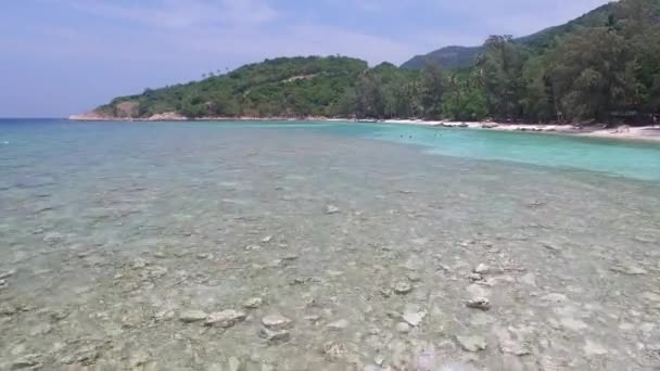 Vista aérea da praia com águas rasas — Vídeo de Stock