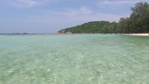 Vista aérea de la playa con aguas poco profundas — Vídeos de Stock