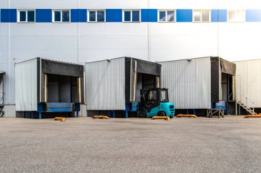 Forklift ile büyük dağıtım deposundaki yükleme kapılarına genel bir bakış