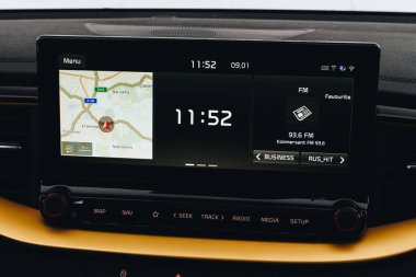 MOSCOW, Rusya - 10 HAZİRAN 2021 KIA XCeed. AWD Hatchback arazi aracı. 2020 yılında yeni KIA XCeed geçiş modeli. KIA iç görünümü kapatın. Araba medyası görüntüyü kapatıyor. Ekranda Carplay var. Ana Ekran.