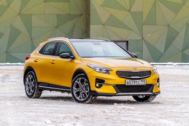 MOSCOW, Rusya - 10 HAZİRAN 2021 KIA XCeed. AWD Hatchback arazi aracı. 2020 yılında yeni KIA XCeed geçiş modeli. Kışın arka planda sarı KIA. Kia Motors tarafından üretilen kompakt SUV araba. Ön taraf yakın görünüm