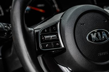 MOSCOW, Rusya - 10 HAZİRAN 2021 KIA XCeed. AWD Hatchback arazi aracı. 2020 yılında yeni KIA XCeed geçiş modeli. KIA şirketinin rozeti, direksiyona yakından bak..