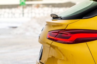 MOSCOW, Rusya - 10 HAZİRAN 2021 KIA XCeed. AWD Hatchback arazi aracı. 2020 yılında yeni KIA XCeed geçiş modeli. Kışın arka planda sarı KIA. Kia Motors tarafından üretilen kompakt SUV araba. Ön taraf yakın görünüm