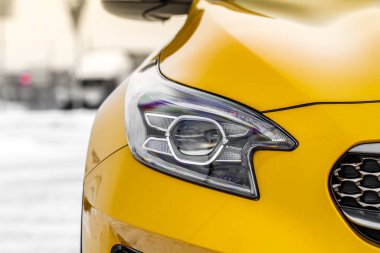 MOSCOW, Rusya - 10 HAZİRAN 2021 KIA XCeed. AWD Hatchback arazi aracı. 2020 yılında yeni KIA XCeed geçiş modeli. Kışın arka planda sarı KIA. Kia Motors tarafından üretilen kompakt SUV araba. Ön taraf yakın görünüm