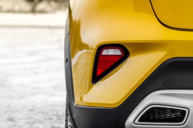 MOSCOW, Rusya - 10 HAZİRAN 2021 KIA XCeed. AWD Hatchback arazi aracı. 2020 yılında yeni KIA XCeed geçiş modeli. Kışın arka planda sarı KIA. Kia Motors tarafından üretilen kompakt SUV araba. Ön taraf yakın görünüm