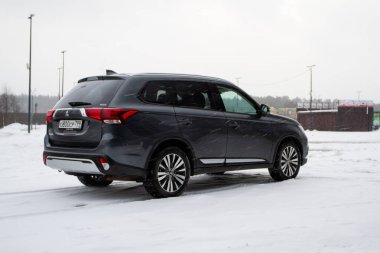 MOSCOW, Rusya - 30 Ocak 2021 Mitsubishi Yabancısı. Mitsubishi Motors tarafından üretilen üçüncü nesil Japon kompakt arazi aracı. Model yıl 2020. Karanlık Mitsubishi kışın arka planda. Arka taraf yakın görünüm.